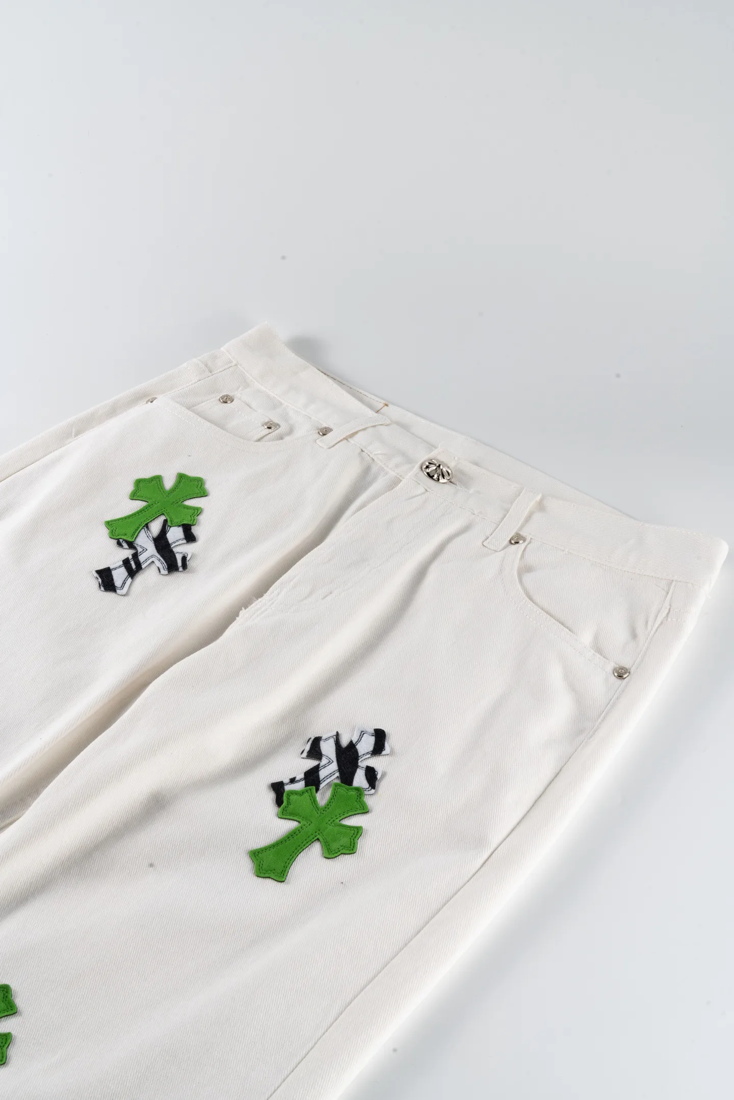 P220 (running model) Chrome Hearts24SS British limited white and apple green patchwork zebra jeans - the most popular color pants in Chrome Hearts. Made of beaded canvas fabric, heavy washing makes the upper body of the fabric more textured and the pants are tall and straight! The three-dimensional cutting of the whole trousers is a masterpiece! The hardware is customized by zp. The beaded canvas fabric is thick and soft after being washed. It has good breathability. Customized small leather label. Unique design. The details are simple and elegant, and the workmanship is exquisite. The whole trousers are neatly routed and the details are in place! It’s so cool that both men and women can easily control the genderless trend! Style number: 1640# Color: white green Size: 28 30 32 34